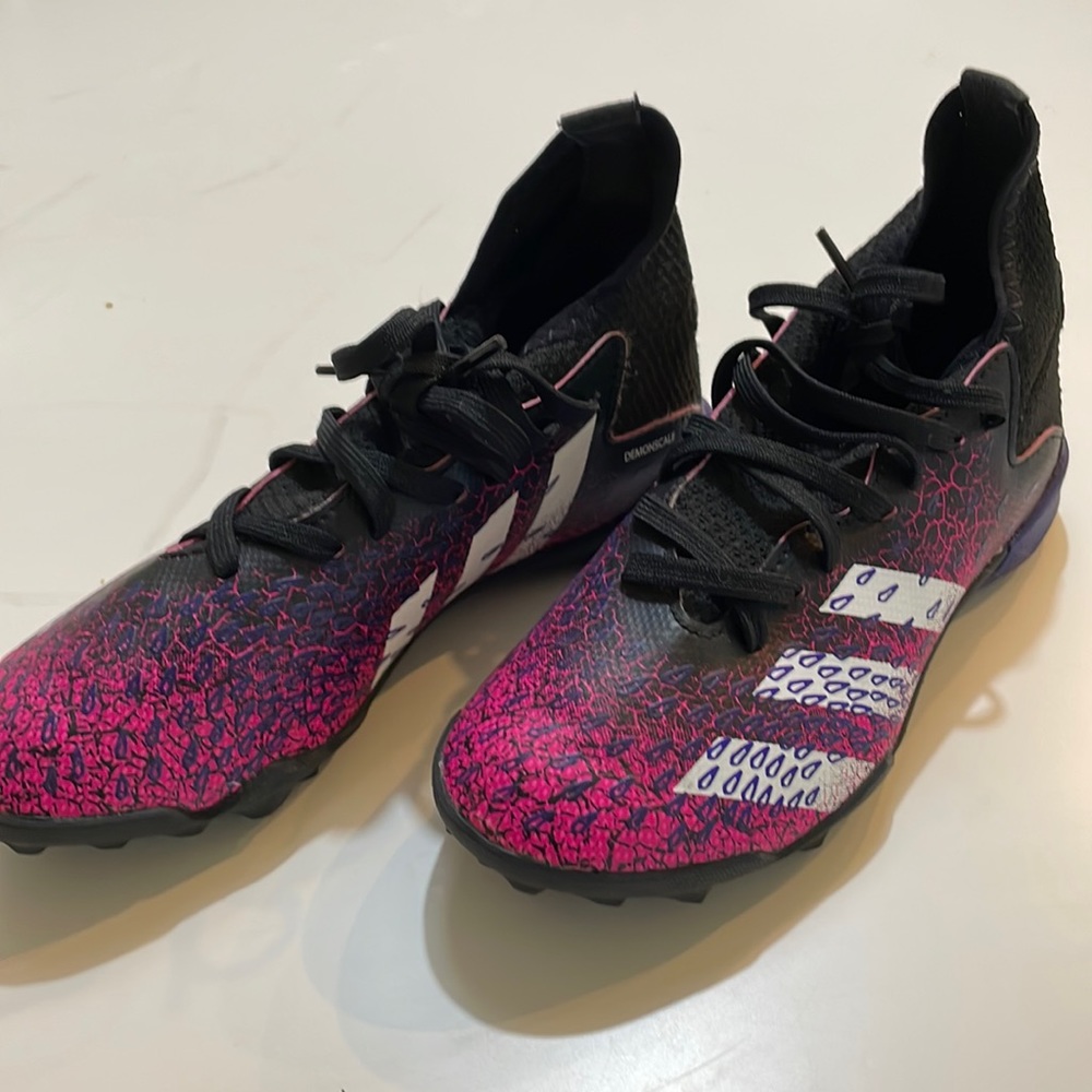 Calling all soccer stars, in perfect used condition. Indoor soccer cleats.